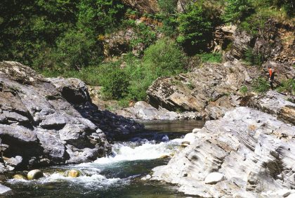 Pêcheur dans la rivière de l'Altier, Lozère