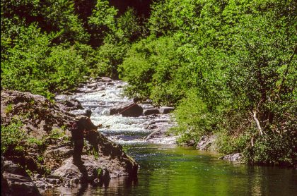 Pêcheur dans la rivière de l'Altier, Lozère