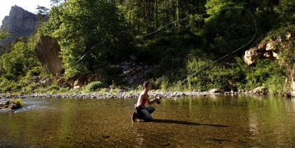 Pêcheur dans la rivière de la Jonte, Lozère