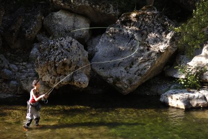 Pêcheur dans la rivière de la Jonte, Lozère