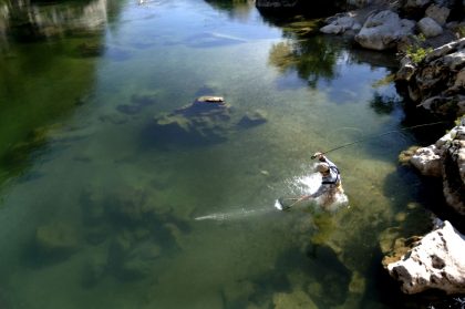 Pêcheur dans la rivière du Tarn, Lozère
