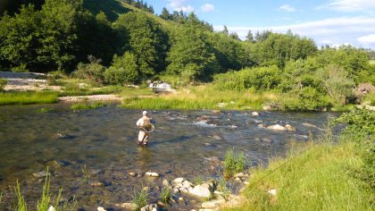 Pêcheur dans la rivière de l'Allier, Lozère