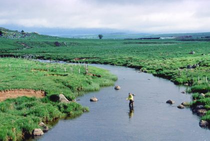 Pêcheur pêche dans la rivière du Bes