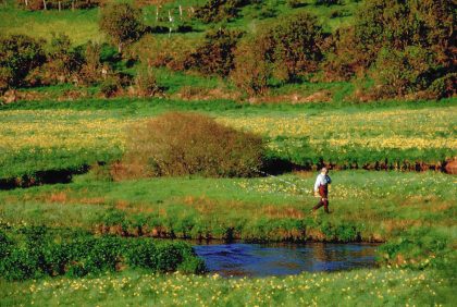 Pêcheur pêche dans la rivière du Chapeauroux