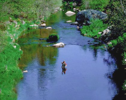 Pêcheur pêche dans la rivière du Chapeauroux