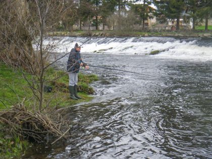 Pêcheur au bord de la Truyère